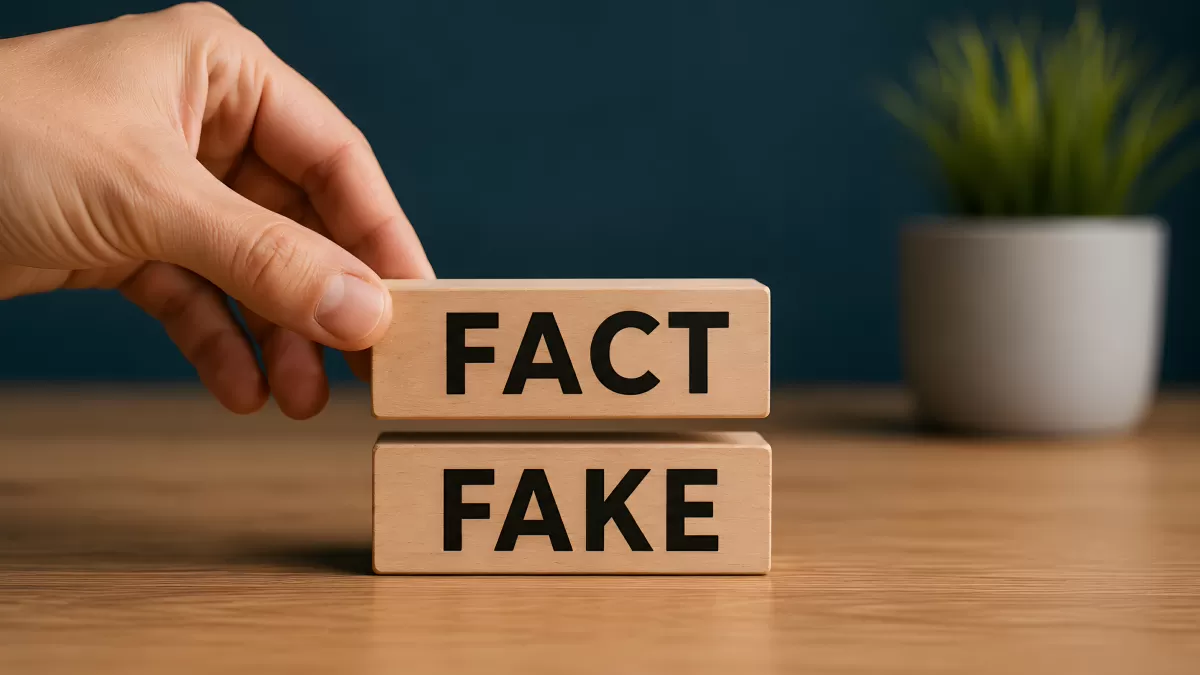 Holzblöcke mit Aufschrift Fakt und Fake auf Tisch
