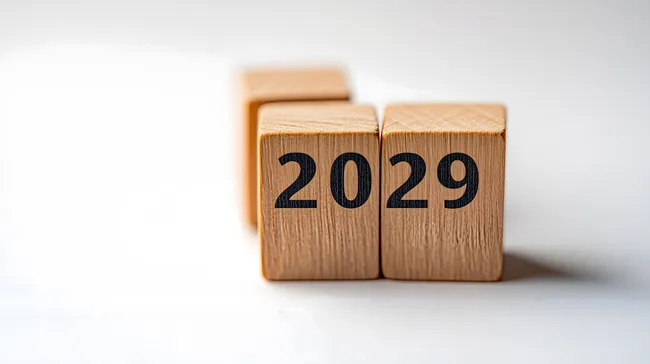 Holzblöcke zeigen Jahreszahl 2029