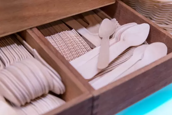 Holzbox mit recyclebarem, umweltfreundlichem Einwegbesteck zur Reduktion von Plastik
