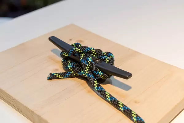 Holzbrett mit Vorrichtung und Tau zeigt Richtigen Seemannsknoten und Befestigung des Taus