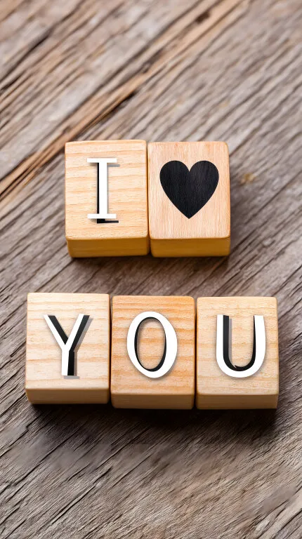 Holzbuchstaben mit Liebesbotschaft für Social Media