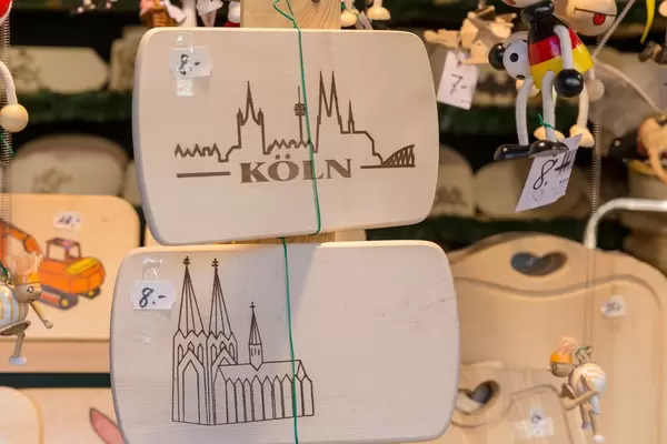 hölzerne Küchenbretter mit Motiven des Kölner Doms an Weihnachtsmarkt an Rudolfplatz