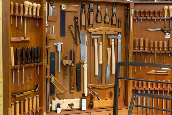 Eleganter Werkzeugschrank aus Holz