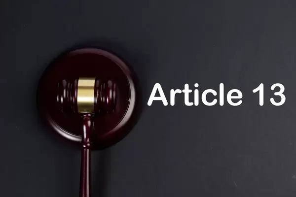 Hölzerner Hammer mit Artikel 13-Text