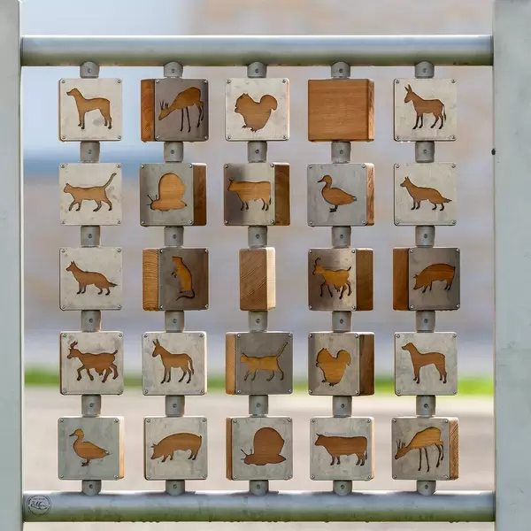 Hölzernes Spiel mit Tiersymbolen