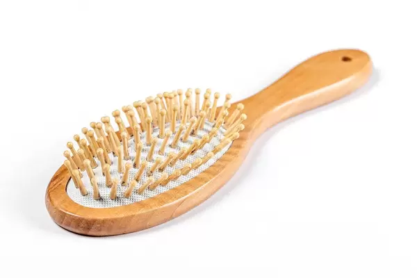 Holzhaarbürste auf weißem Hintergrund