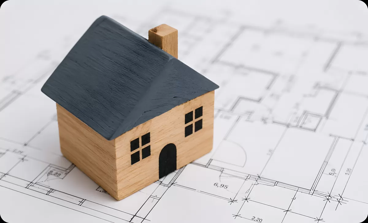 Holzhausmodell auf Architekturzeichnung mit Grundriss
