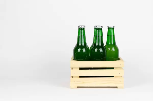 Holzkiste mit Bierflaschen