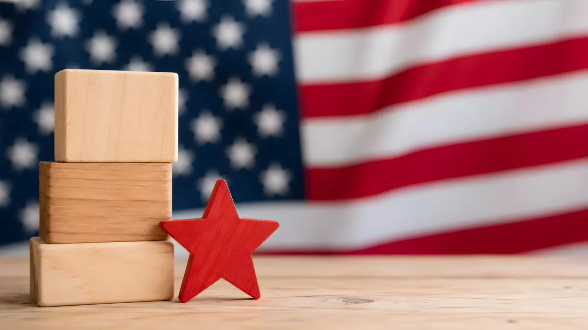 Holzklötze mit rotem Stern vor US-Flagge