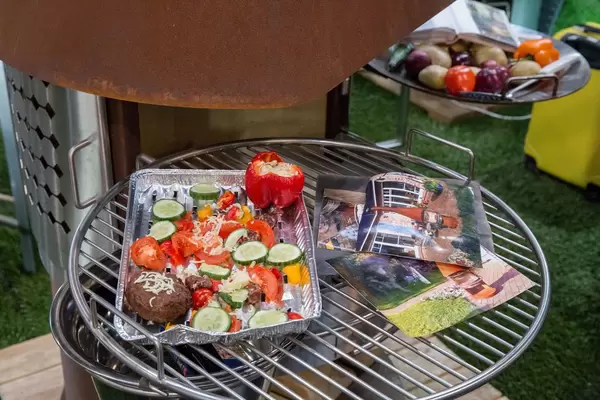 Holzkohlegrill mit Gemüse und Fleisch