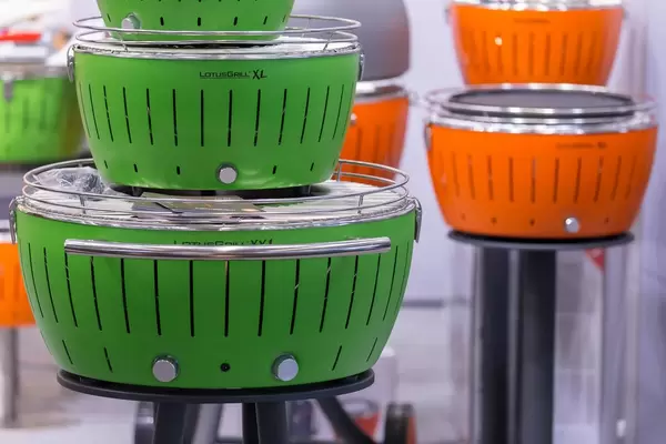 Holzkohlengrills verschiedener Größen von LotusGrill