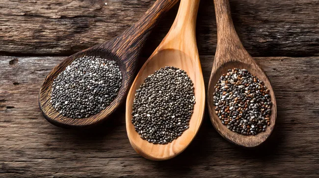 Holzlöffel mit Chiasamen auf rustikalem Holz