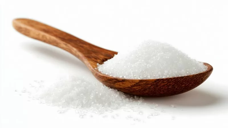 Holzlöffel mit weißem Zucker auf weißem Hintergrund