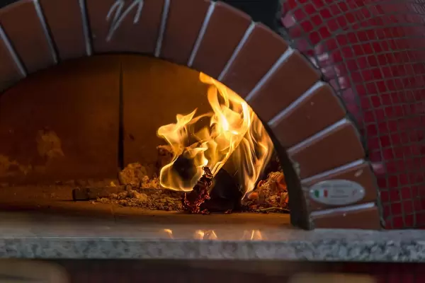 Holzofen für Pizza in einer Pizzeria in Moskau