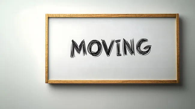 Holzrahmen mit handgemaltem Schriftzug 'MOVING'