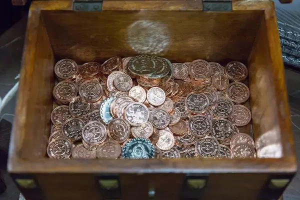 Holzschachtel mit LARP Münzen