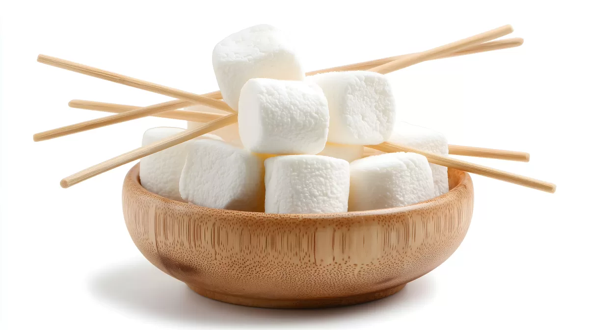 Holzschale mit flaumigen Marshmallows und Spießen