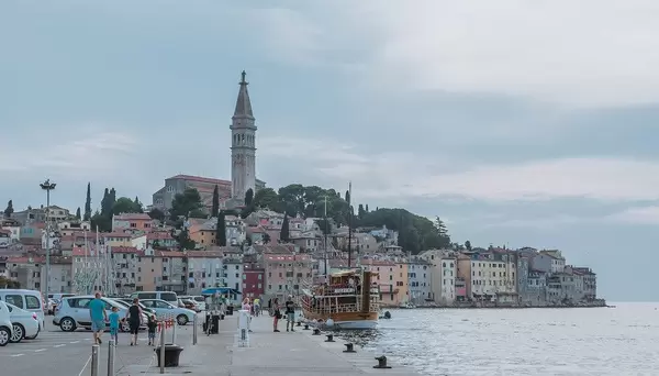 Holzschiff und historische Hafenstadt Rovinj, auf Istrien in Kroatien