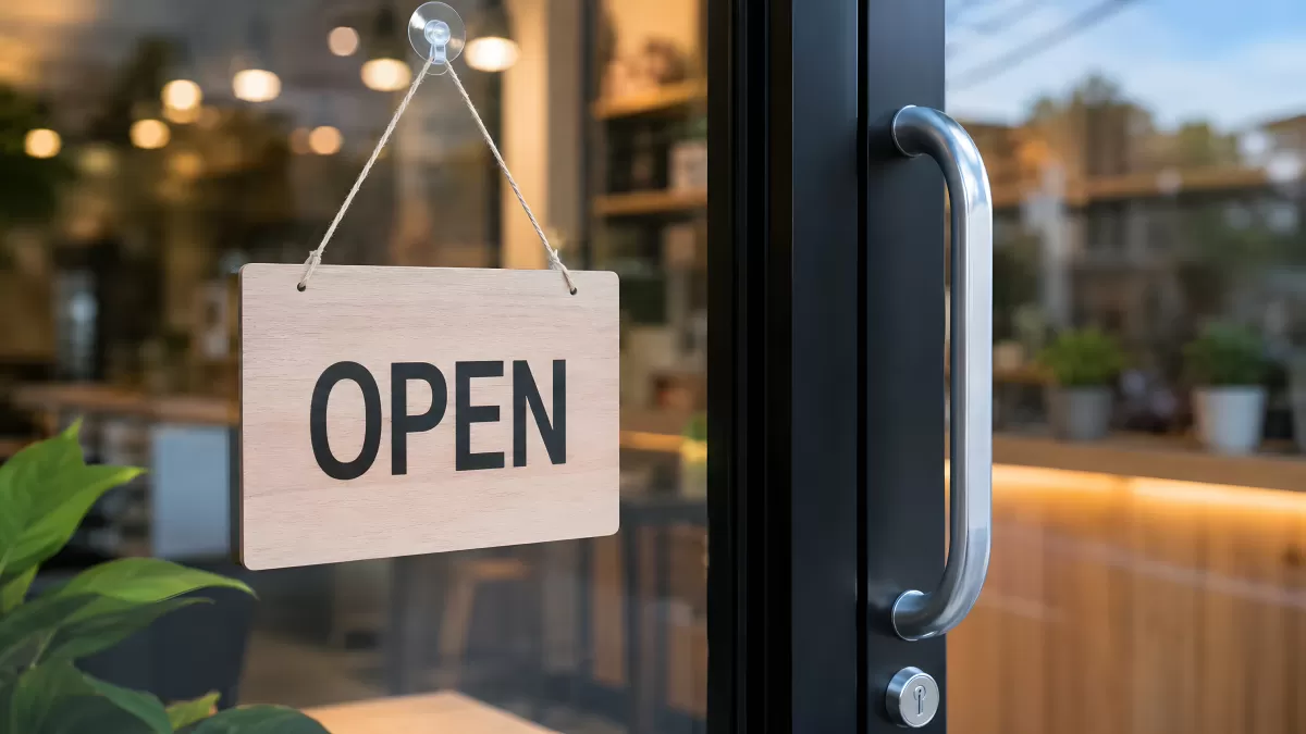 Holzschild mit Aufschrift Open an Glasfront