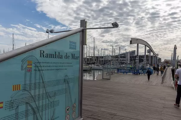 Holzsteg Rambla de Mar am Jachthafen Port Vell in Katalonien in Barcelona, Spanien