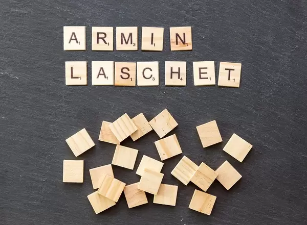 Holzsteine legen den Namen des deutschen CDU-Politikers Armin Laschet, Ministerpräsident von NRW