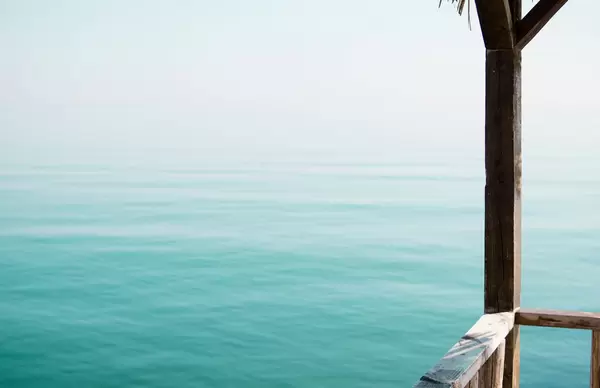 Holzterasse am Strand