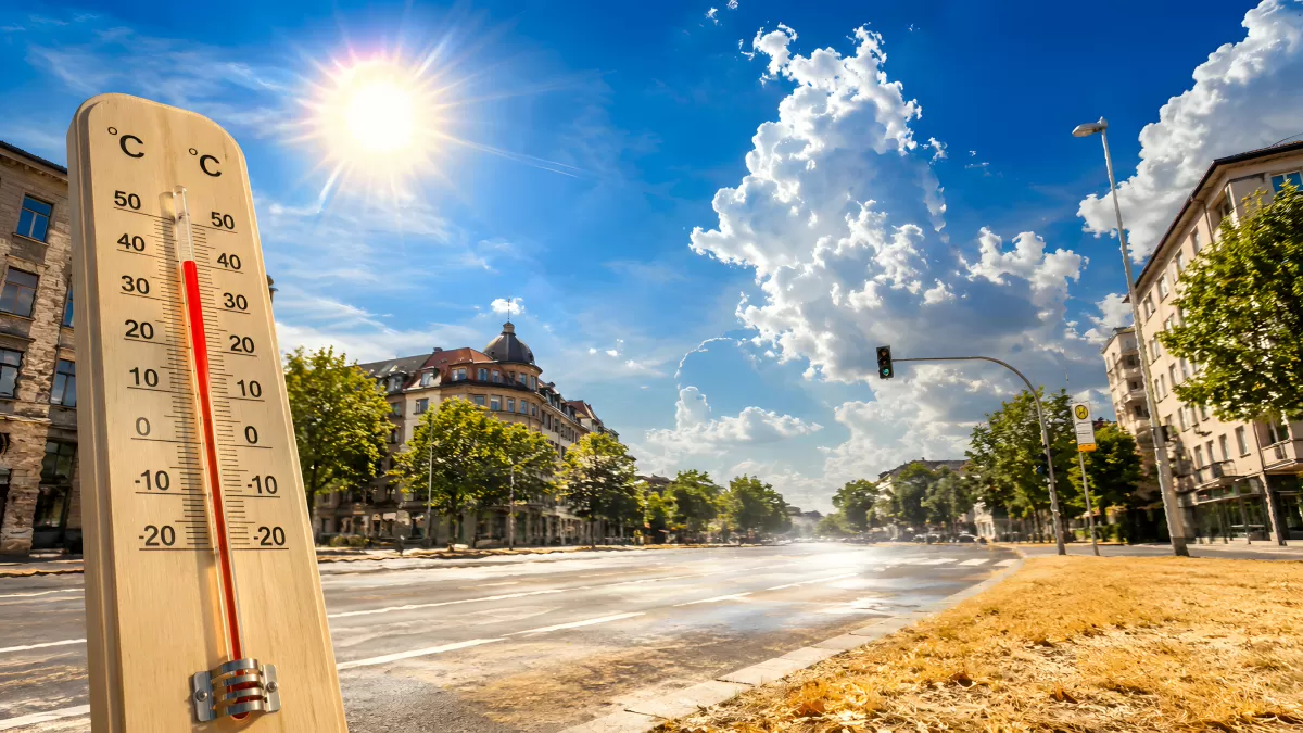 Holzthermometer zeigt Hitzewelle in der Stadt
