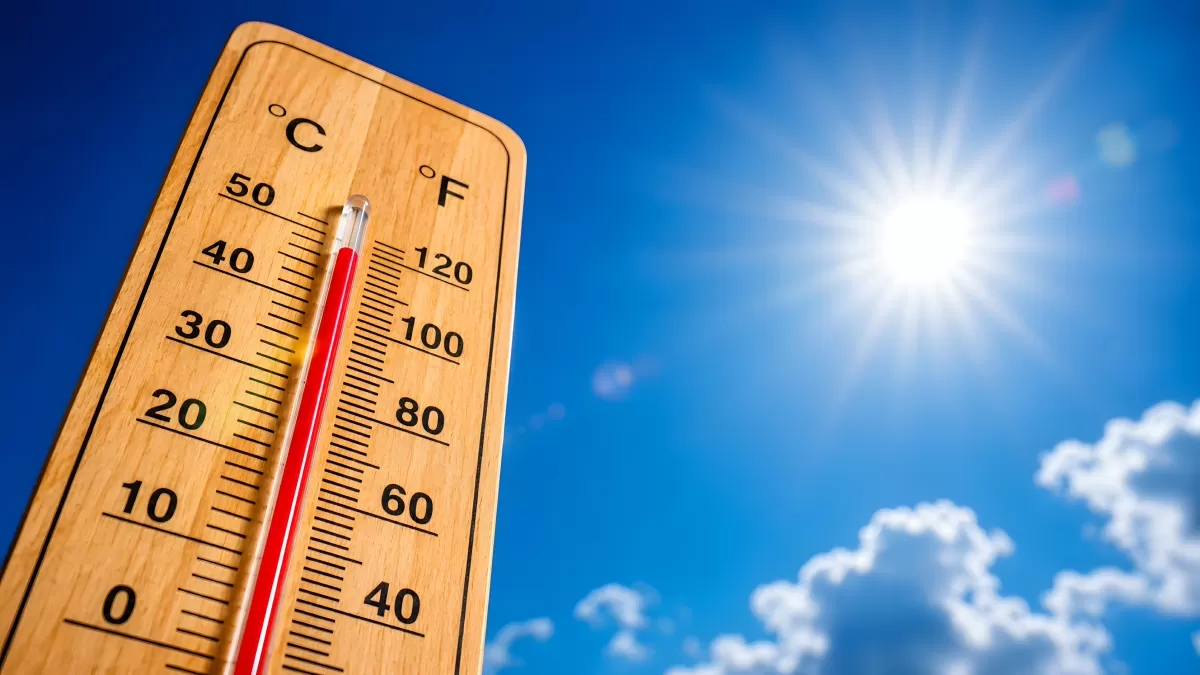 Holzthermometer zeigt Hitzewelle unter strahlender Sonne