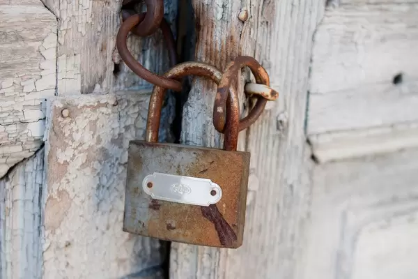 Holztür mit rostigem Schloss