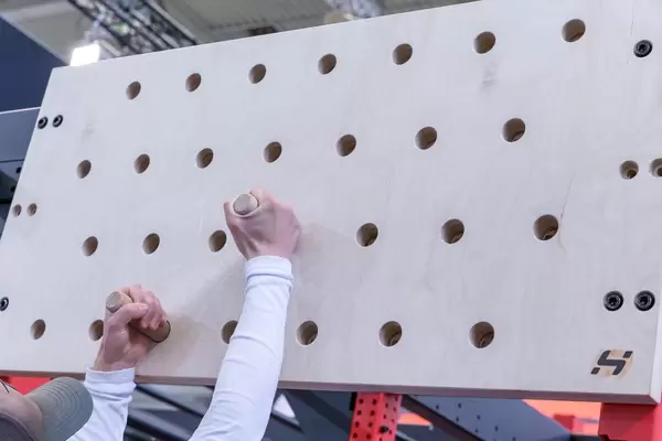 Holzwand mit Holzstäben zum Klettertraining auf der Fibo 2019 in Köln