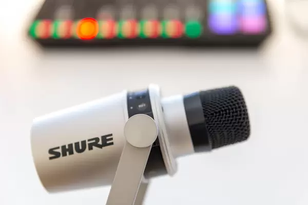 Home-Microphon with smart touch panel, volume monitoring and voice isolation: Shure MV 7 streaming mic