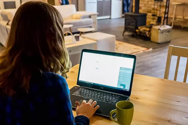 Homeoffice am Esstisch, mit einer Teetasse