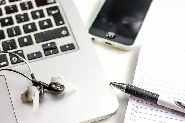 Homeoffice und Lernen mit Laptop und Musik