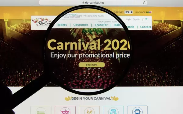 Homepage des Karnevals in Rio 2020 auf Computerbildschirm mit Lupe betont