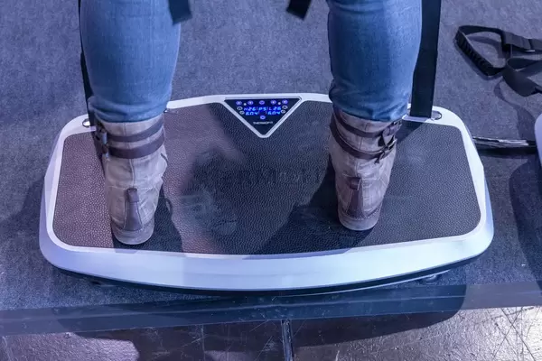 Hometrainer verwendbar als alternierendes Trainingsgerät oder Vibrationstrainingsgerät