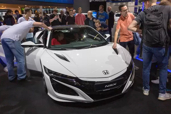 Honda Zweisitzer und Hybrid-Sportwagen NSX mit V6-Benzinmotor und Elektromotor, auf der IAA ausgestellt