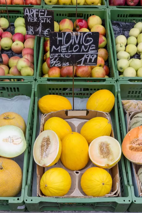 Honigmelonen und andere Früchte an einem Obststand am Naschmarkt