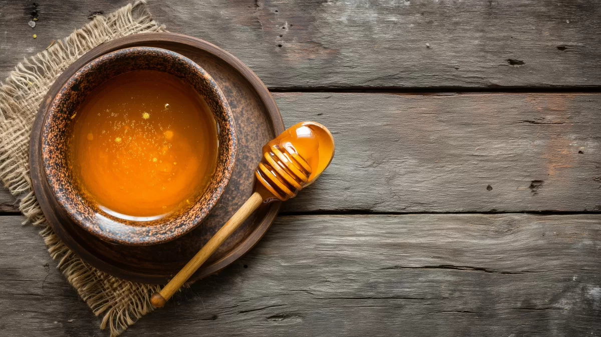 Honigschöpfkelle auf rustikalem Holztisch