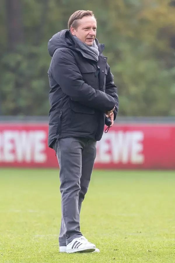 Horst Heldt, der neue Mann an der Spitze beim 1.FC Köln schaut sich gespannt das Training an