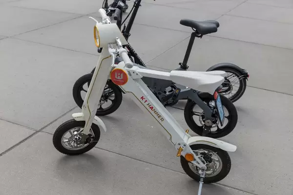 Horwin K1 Hammer Elektroscooter und etropolis Elektrobike auf der E-Cologne Messe für nachhaltige Mobilität und Energieversorgung