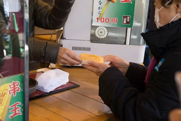 Hot rolled omelette - beliebter Snack in Tokyo, Japan