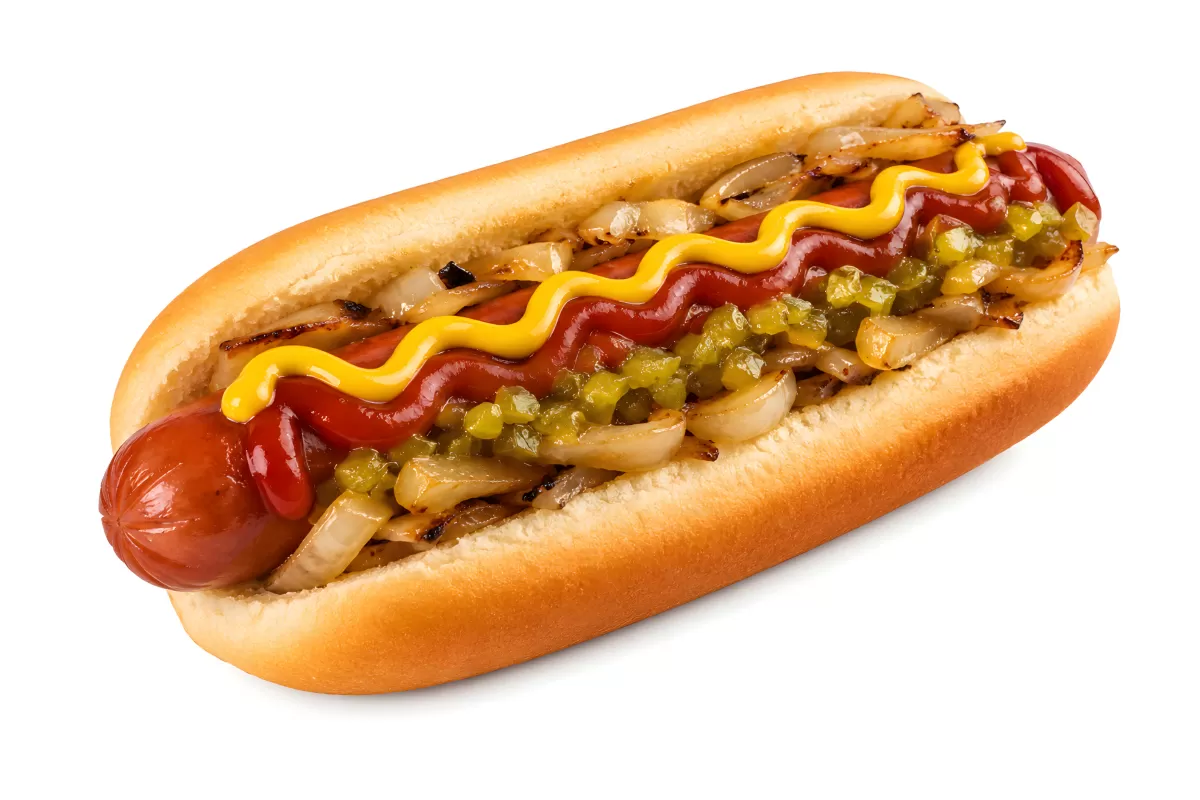 Hotdog mit Senf, Ketchup und Zwiebeln im Brötchen
