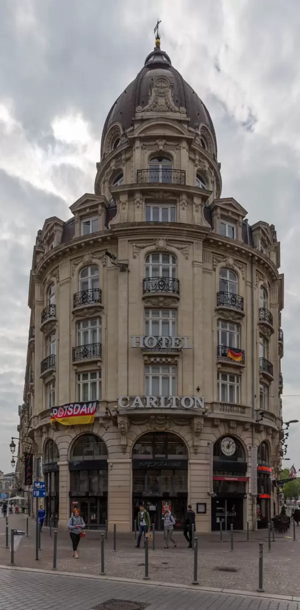 Hotel Carlton mit Deutschland-Fahnen während der EM in Lille