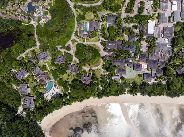 Hotelanlage Constance Ephelia Resort auf der Seychelleninsel Mahé mit Port Launay Strand am Indischen Ozean, aus der Vogelperspektive