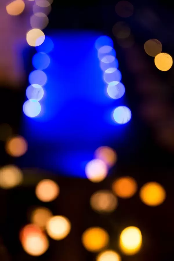 Hotelpool mit Lampions bei Nacht