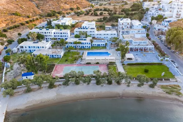 Hotels, Schwimmbad, Tennisplatz und Strand. Luftaufnahme von Adamantas, Milos, Griechenland