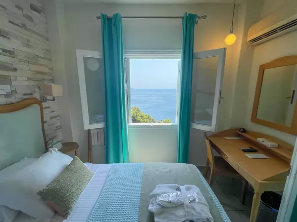 Hotelzimmer mit Meeresblick beim Ikion Eco Boutique Hotel, Alonissos, Patitiri, Griechenland