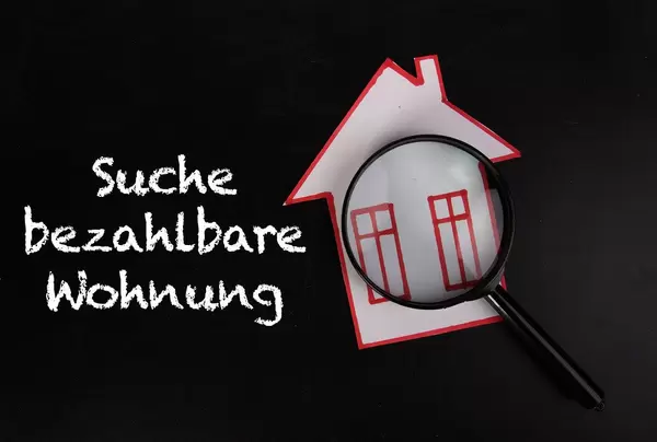 House made of paper with Suche bezahlbare Wohnung text