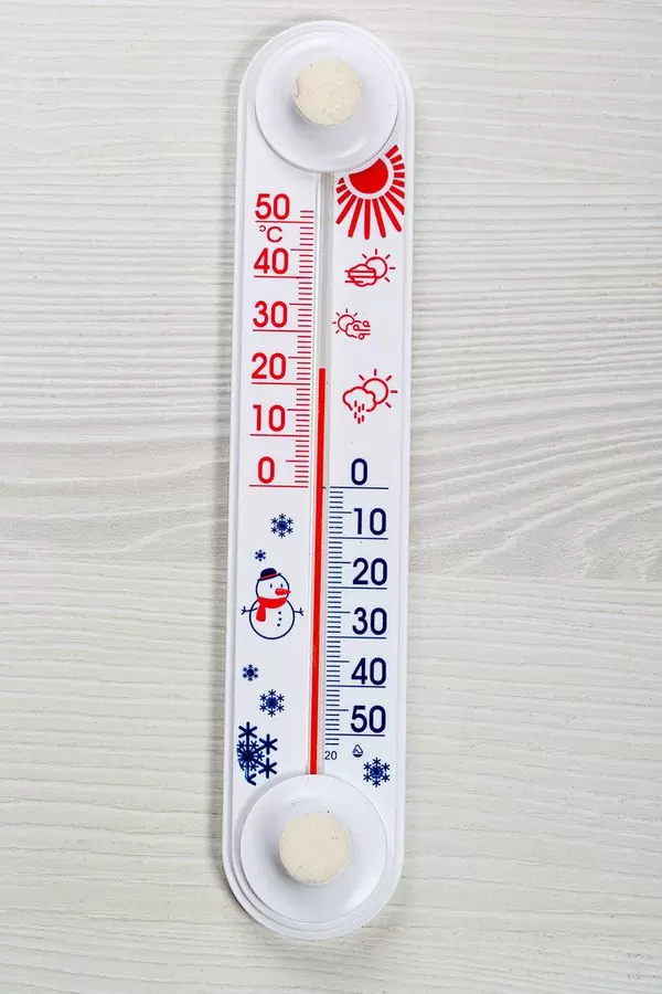 Household alcohol thermometer showing temperature in degrees Celsius