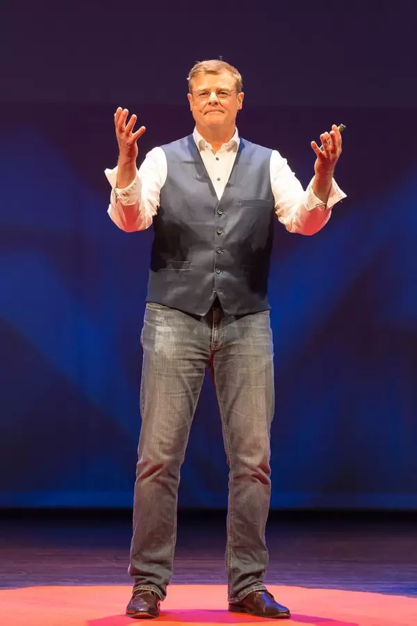 Howard Lettinga trägt über die Werkzeuge zum Leben vor - TEDxVenlo 2017